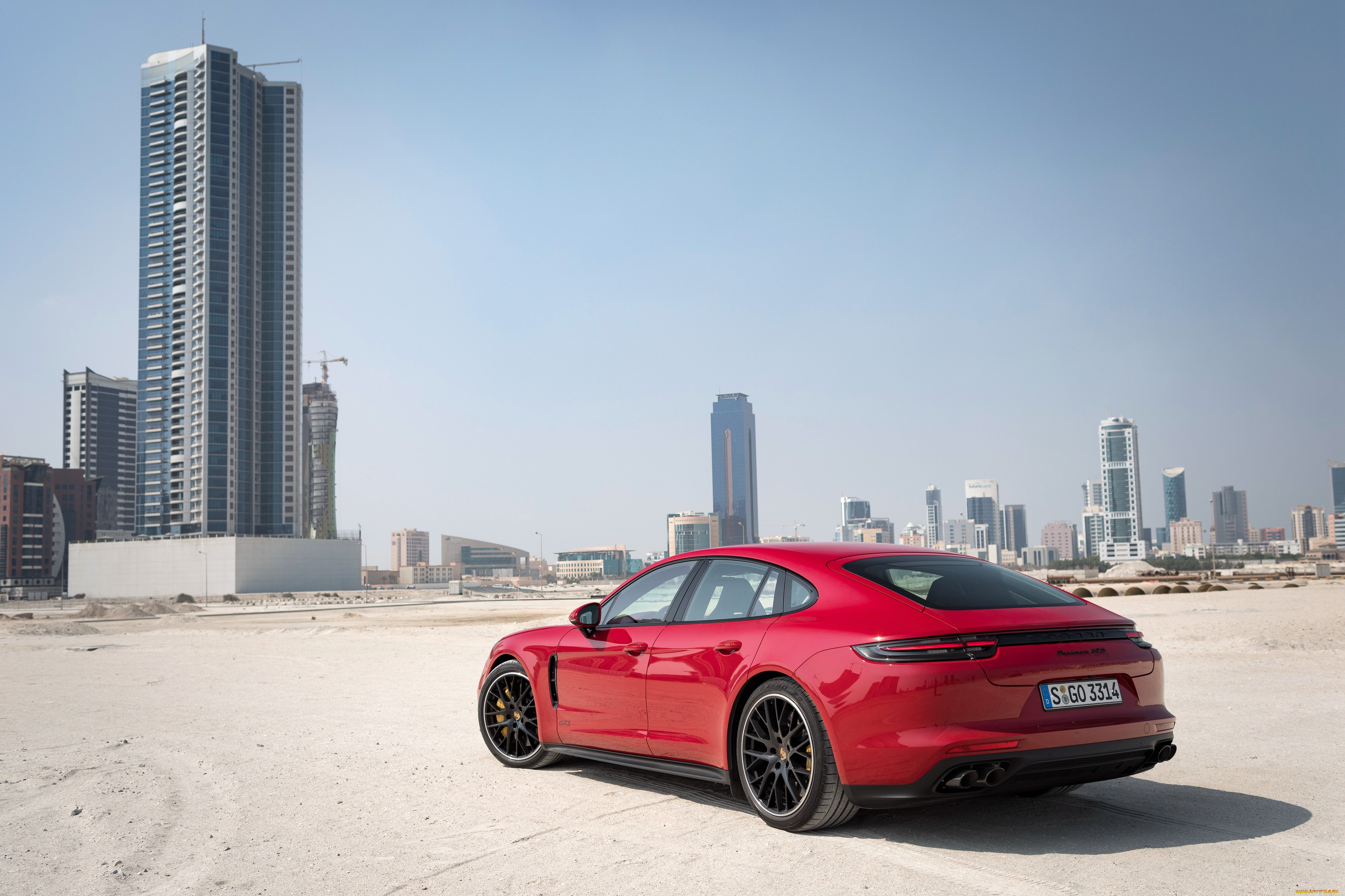 Porsche Panamera GTS красная